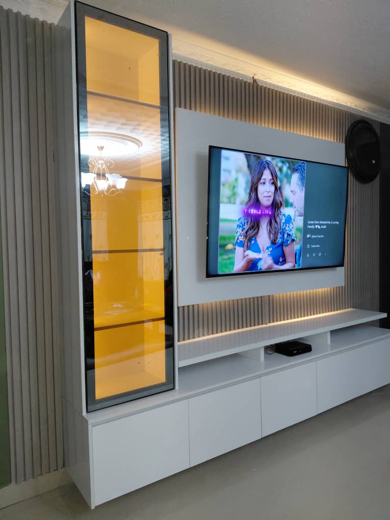 White media wall with fluted grey panelling, glass display and a long floating TV cabinet